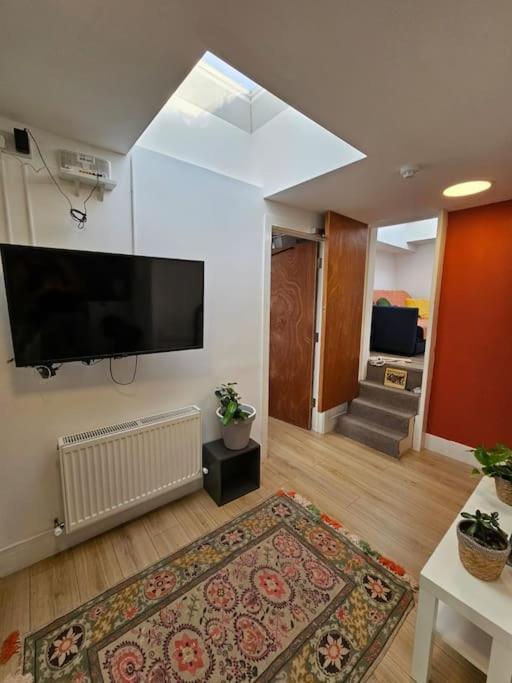 West Kensington Bright Flat Apartment Londra Exterior foto