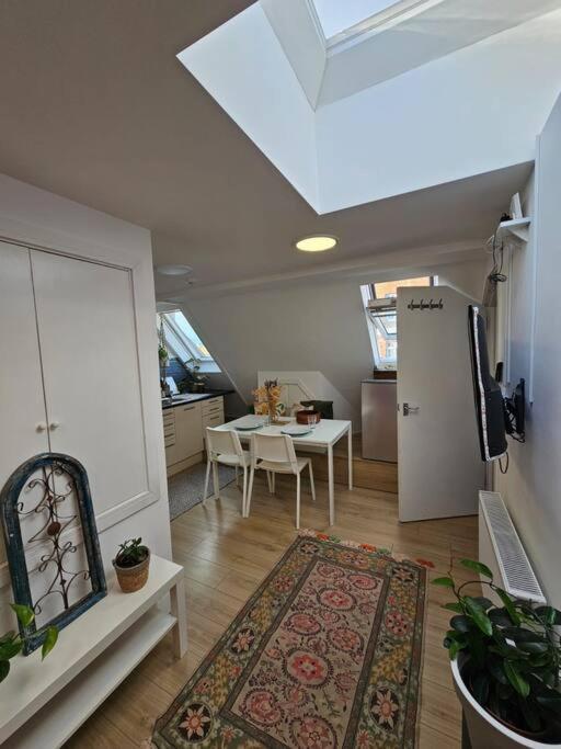 West Kensington Bright Flat Apartment Londra Exterior foto