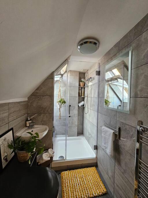 West Kensington Bright Flat Apartment Londra Exterior foto