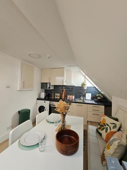 West Kensington Bright Flat Apartment Londra Exterior foto