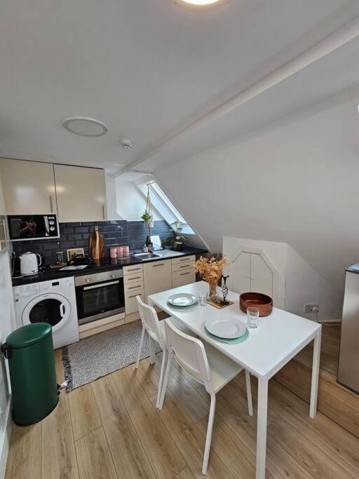 West Kensington Bright Flat Apartment Londra Exterior foto