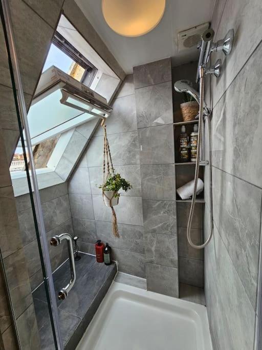 West Kensington Bright Flat Apartment Londra Exterior foto