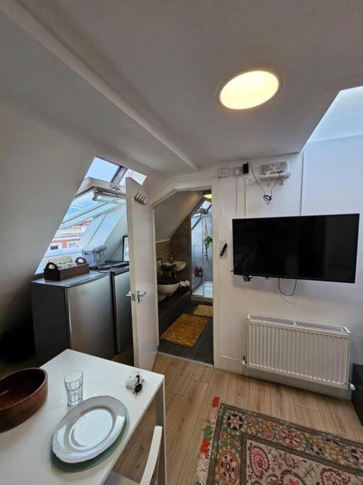 West Kensington Bright Flat Apartment Londra Exterior foto